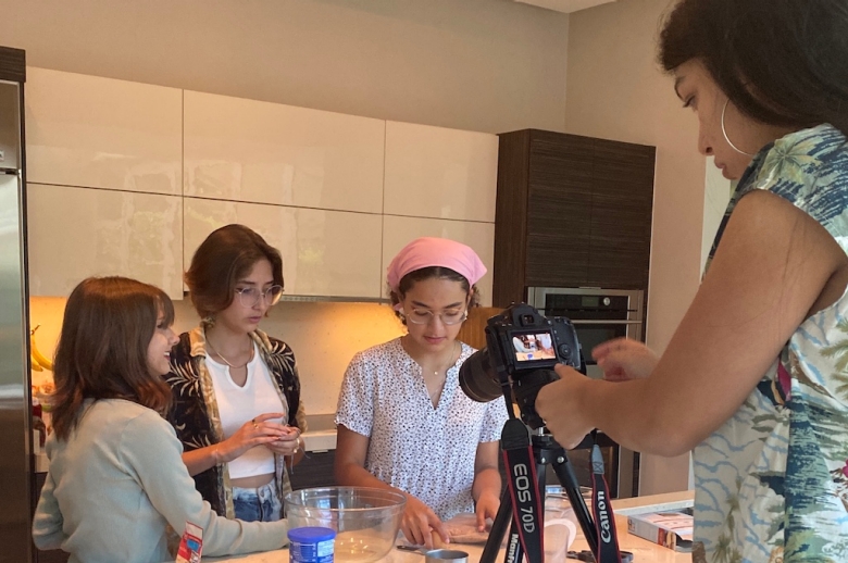 Isabella Gierbolini filming three actresses indoors